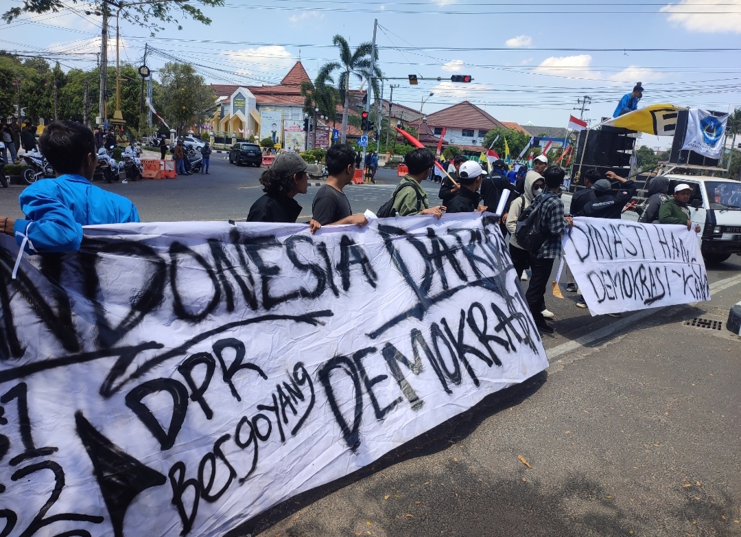 Mahasiswa Demo Saat Anggota DPRD Tuban Dilantik