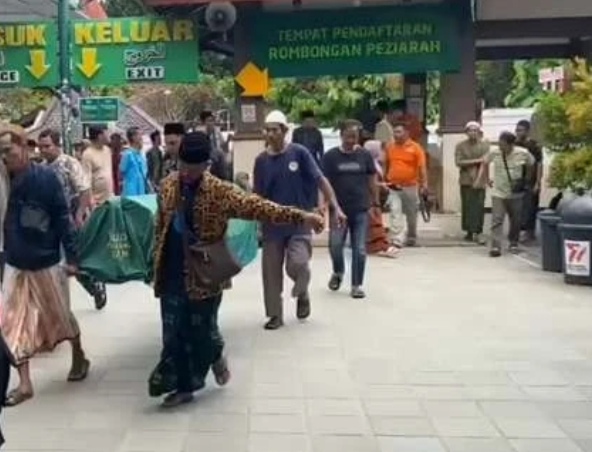 Peziarah Asal Jember Meninggal Mendadak di Makam Sunan Bonang Tuban