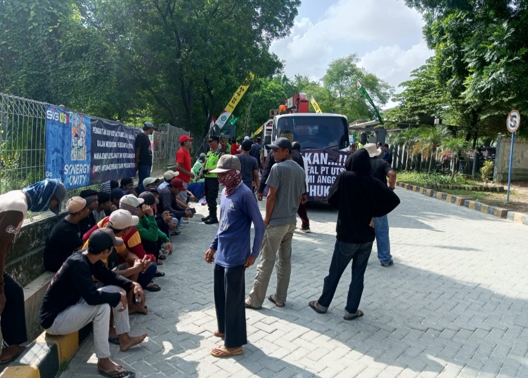 Panas! Warga Tuban Kepung Kantor PT. UtSG, Tuntut Transparansi Lelang Rp2,6 Miliar