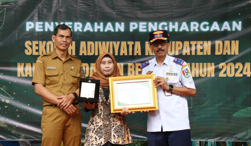 DLHP Tuban Anugerahkan Penghargaan Kampung Idaman Berseri dan Sekolah Adiwiyata 2024
