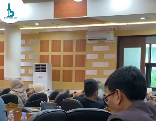 Rapat Paripurna DPRD Tuban Jadi Sorotan, Anggota Santai Ngrokok Hingga Asyik Main HP