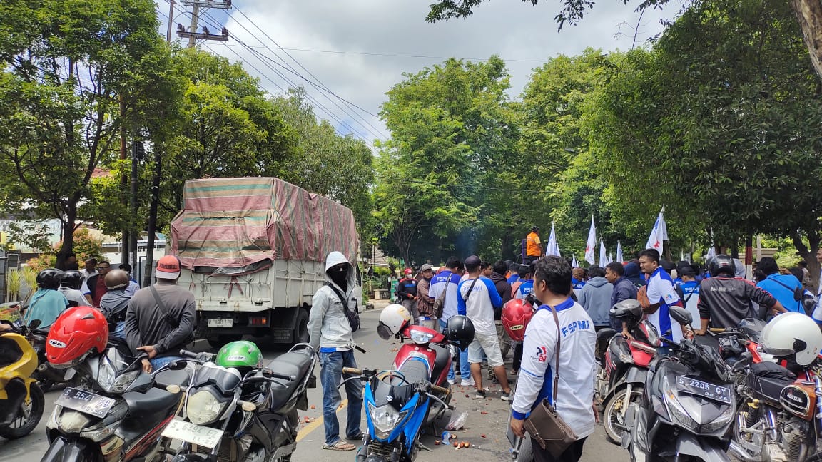 Imbas Demo Buruh, Jalan Nasional di Tuban Tersendat