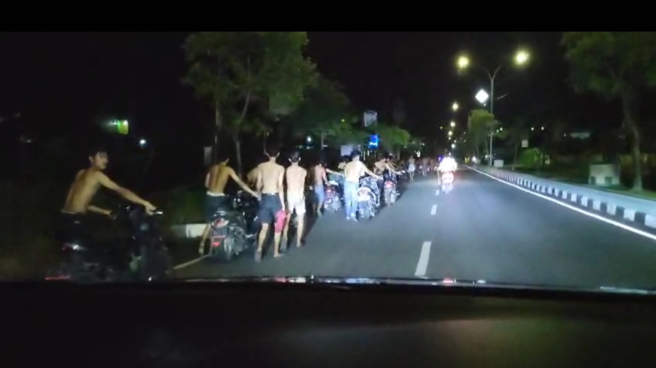 Efek Jera! Puluhan Remaja Balap Liar di Tuban Dihukum Dorong Sepeda Motor