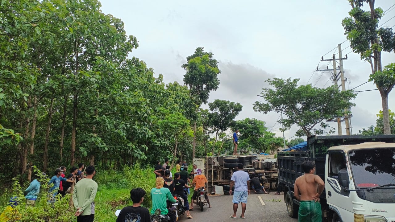 Tabrakan Truk Pasir vs Mobil Hatchback di Tuban, Sopir Luka-luka