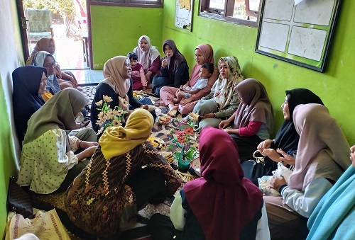 Mahasiswa KKN UAI Tuban Gelar Pelatihan Kerajinan Kulit Jagung di Desa Ngarum