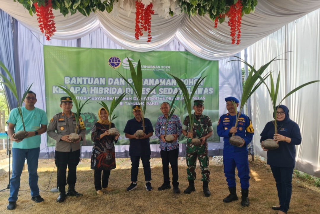 Rayakan Hari Perhubungan Nasional, KSOP Tanjung Pakis Bagikan Kelapa Kopyor di Brondong