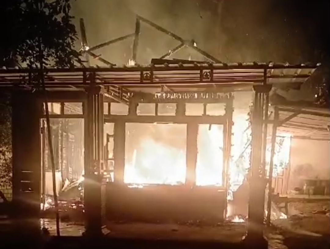 Diduga Korsleting Listrik, Rumah di Tuban Hangus Terbakar Dini Hari