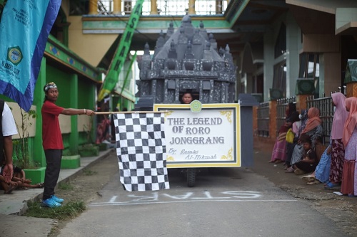 Meriah dan Berkesan, Karnaval Santri Rayakan Hari Jadi ke-38 PP Al Hikmah Tuban