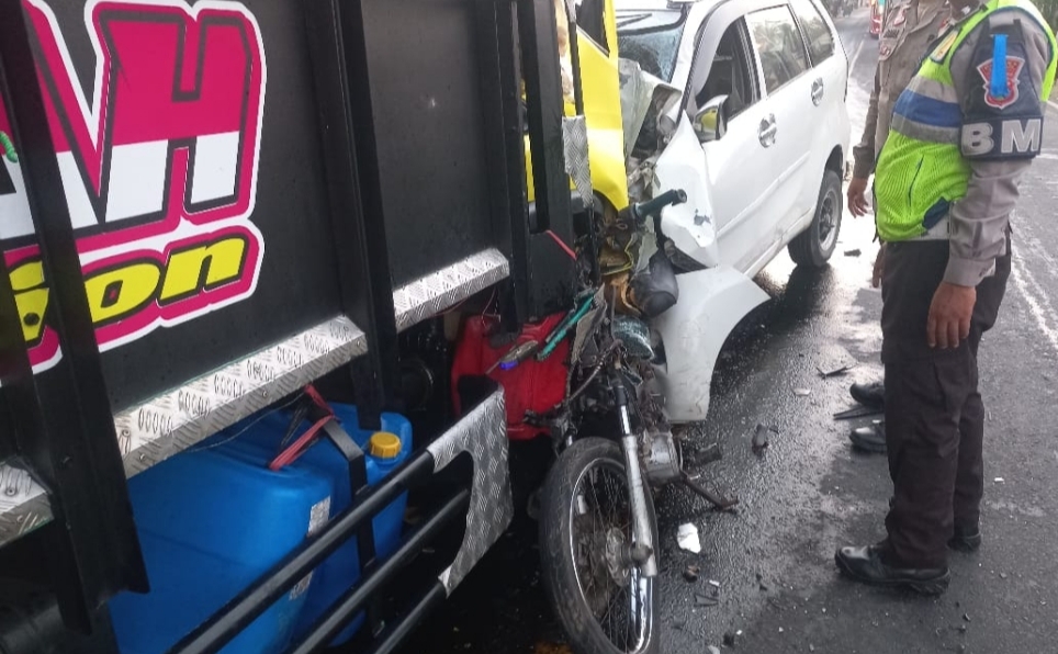 Avanza Tabrak Motor dan Truk di Jalan Tuban-Palang, Pengemudi Tewas di Tempat