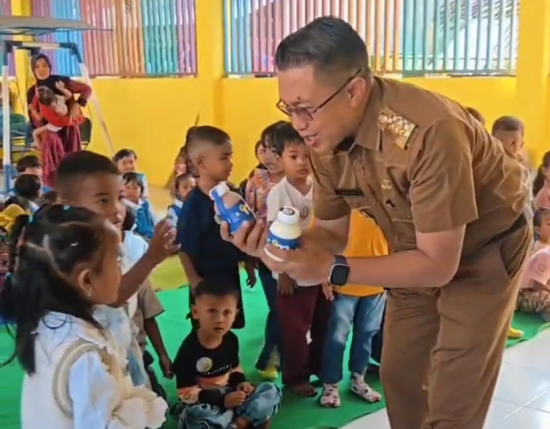 Hari Pertama Sekolah, Kades Socorejo Tuban Bagikan Susu Gratis ke Anak PAUD: Dukung Gizi dan Cita-cita Tinggi