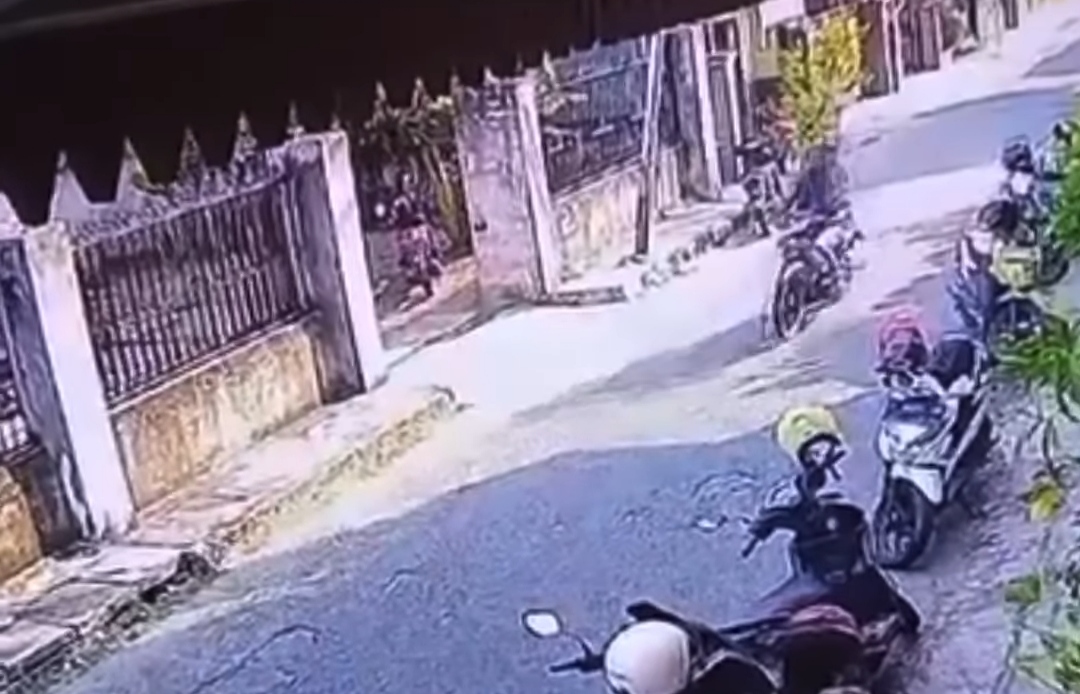 CCTV Rekam Aksi Pencurian HP di Tuban, Pelaku Langsung Kabur dengan Motor