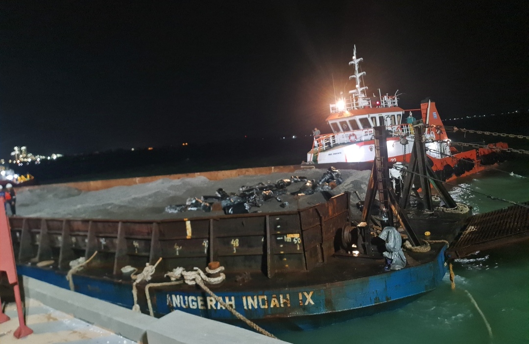 Nyaris Bahayakan Pelayaran, Tongkang Hanyut Muatan Pasir Dievakuasi di Perairan Tuban