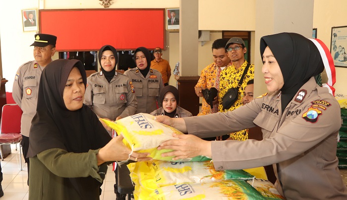 Bantu Warga Dapatkan Bahan Pokok, Polres Tuban Gelar Pasar Murah Kemerdekaan