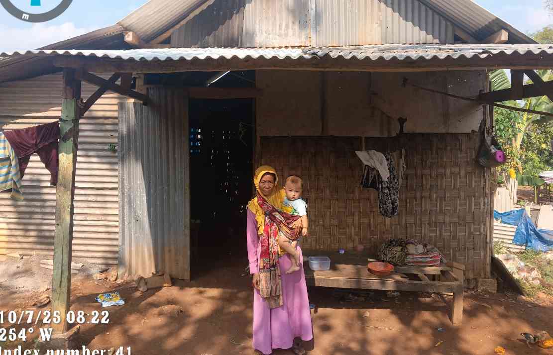 Di Rumah Bambu, Nenek Kasmi Menopang Hidup Dua Cucu yang Ditinggal Ibunya