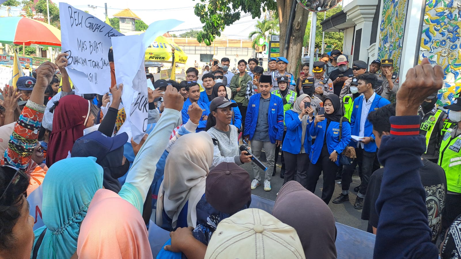 Teriakan PKL di Balik Cantiknya Alun-alun Tuban: Ini Tidak Adil